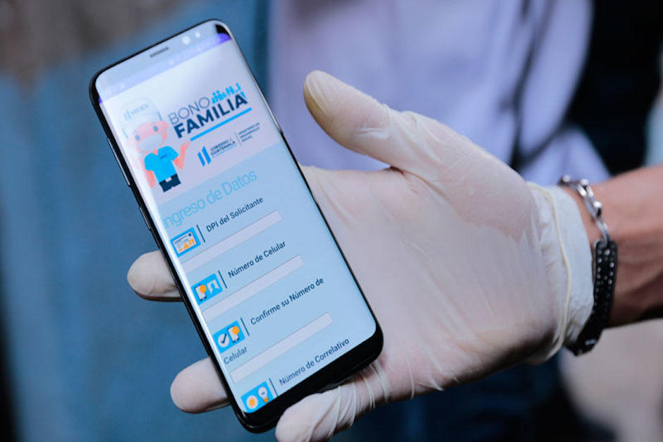 La denuncia de la bancada de la UNE señala que personas fallecidas, empleados públicos, contratistas y proveedores del Estado han recibido el bono. (Foto: Presidencia)