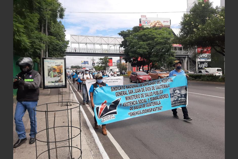 Un grupo de trabajadores de Salud realizan una manifestación en la Roosevelt. (Foto: Factor4_GT)