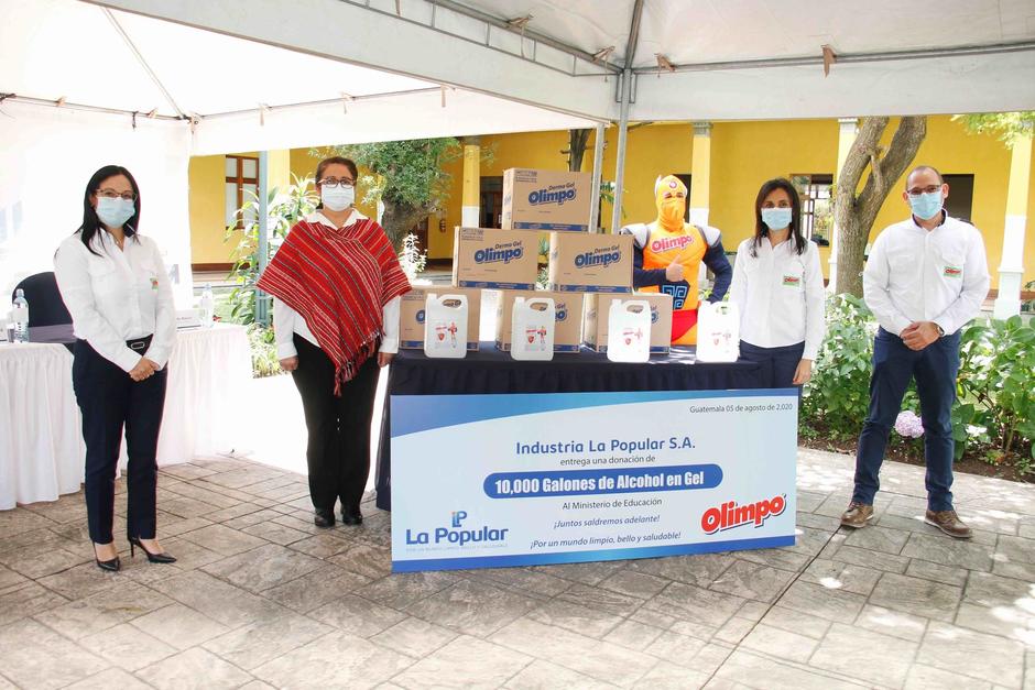 Dentro de la actividad recalcaron la importancia del uso del gel antibacterial. (Fotografía cortesía: Industria La Popular)