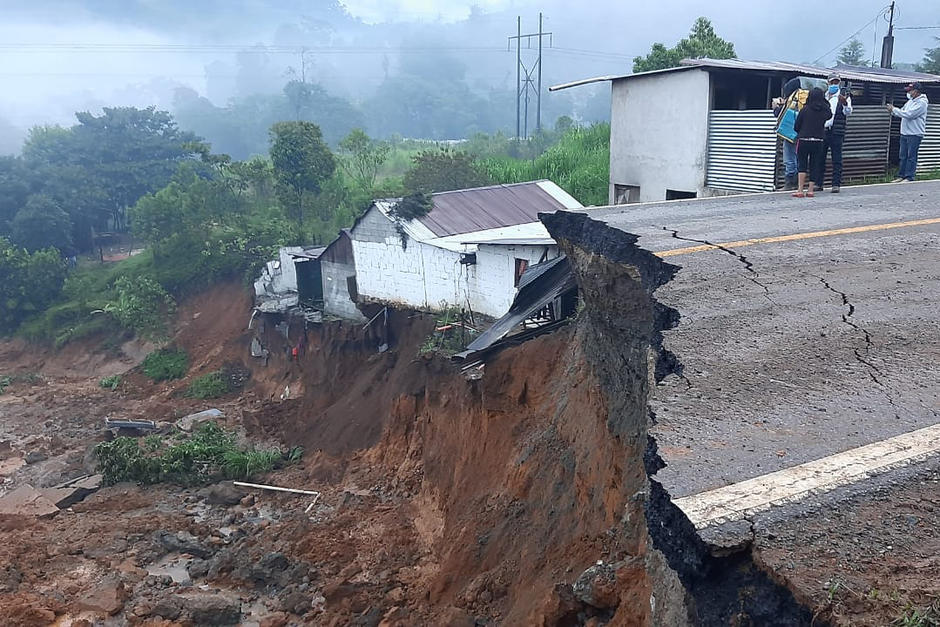 La Conred informa que la carretera colapsó en el kilómetro 163. Las lluvias provocaron un socavacamiento de 30 metros. (Foto: Cruz Roja Guatemalteca)