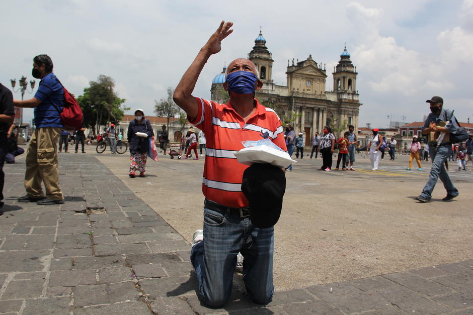 Muchas personas se han beneficiado con las raciones que entrega a diario la "Olla Comunitaria". (Foto: Fredy Hernández/Soy502)