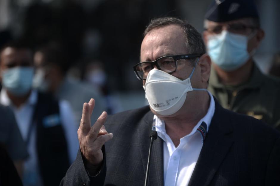 El presidente Alejandro Giammattei participó en la entrega de 278 escritorios para estudiantes de primaria, básico y diversificado. (Foto: Wilder López/Soy502)