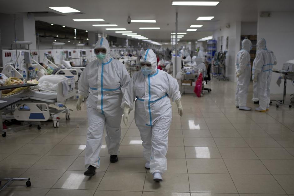 Los voluntarios españoles ayudan al personal médico salvadoreño. (Foto: Fredy Hernández/Soy502)