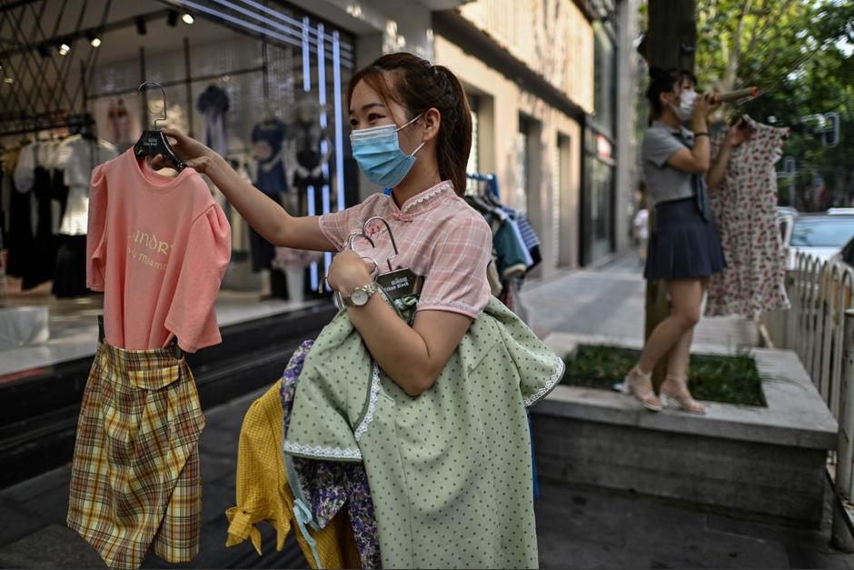 Un informe revela que la ciudad donde se originó el Covid-19 se confinó con miles de casos y no con 422 como lo informaron. (Foto: AFP)