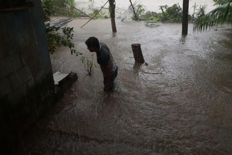 La lluvia de este jueves provocó inundaciones en Suchitepéquez. (Foto: Conred)