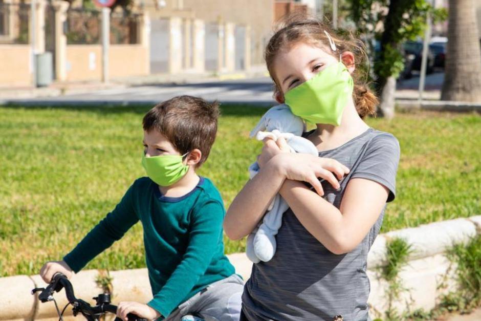 La OMS resalta que los niños mayores de 12 años deben protegerse como los adultos. (Foto: Freepik)