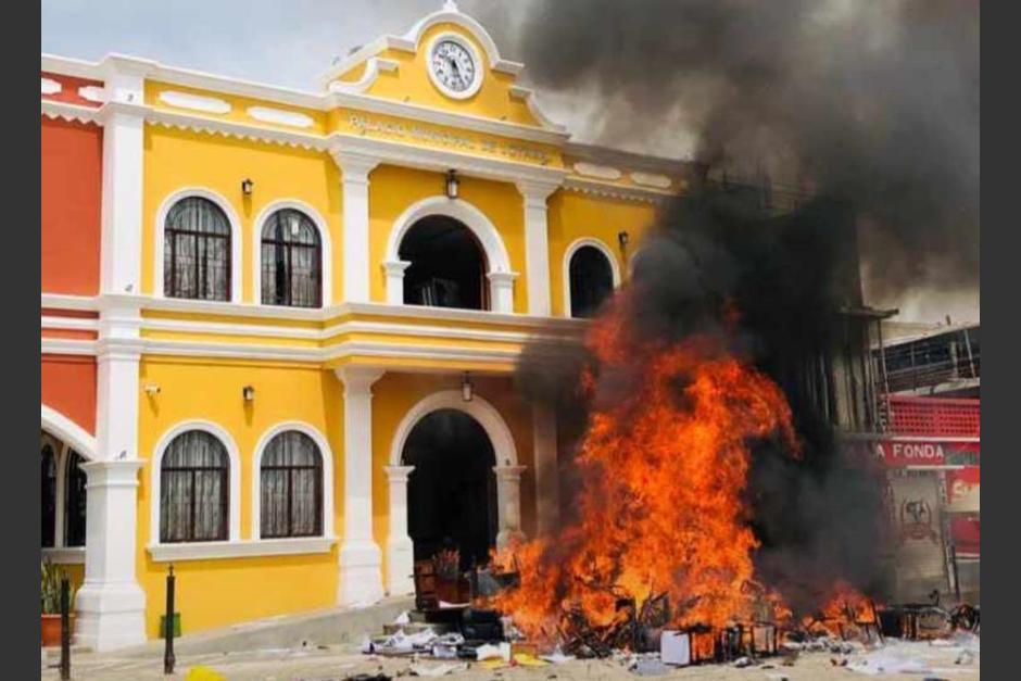 El edificio municipal fue destruido por supuestos comerciantes que se oponen a las medidas para evitar la aglomeración de personas en la plaza central. (Foto: Twitter/Víctor Jimon)