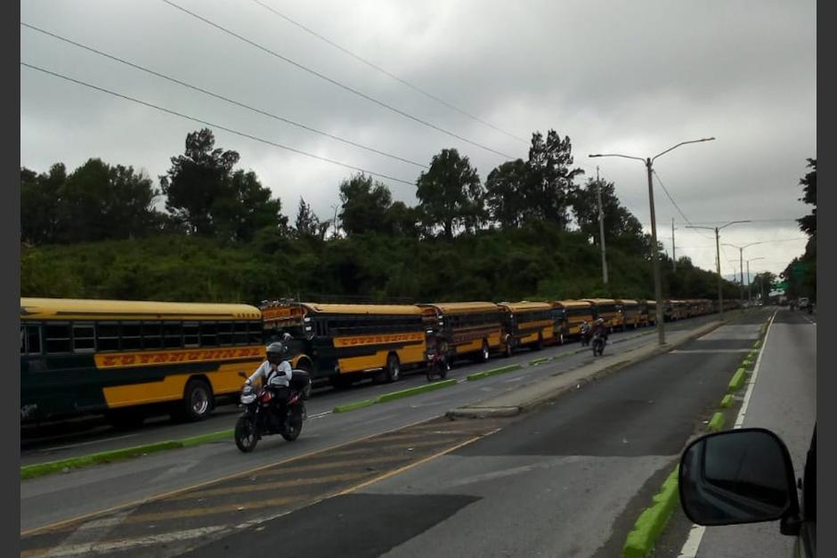 Más de 100 buses de Villa Nueva realizaron una protesta para exigir que les permitan circular. (Foto: PDH)