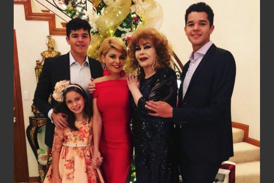 Itatí Zucchini al lado de su hija y sus nietos en una de las tantas fotografías familiares. (Foto: Archivo)