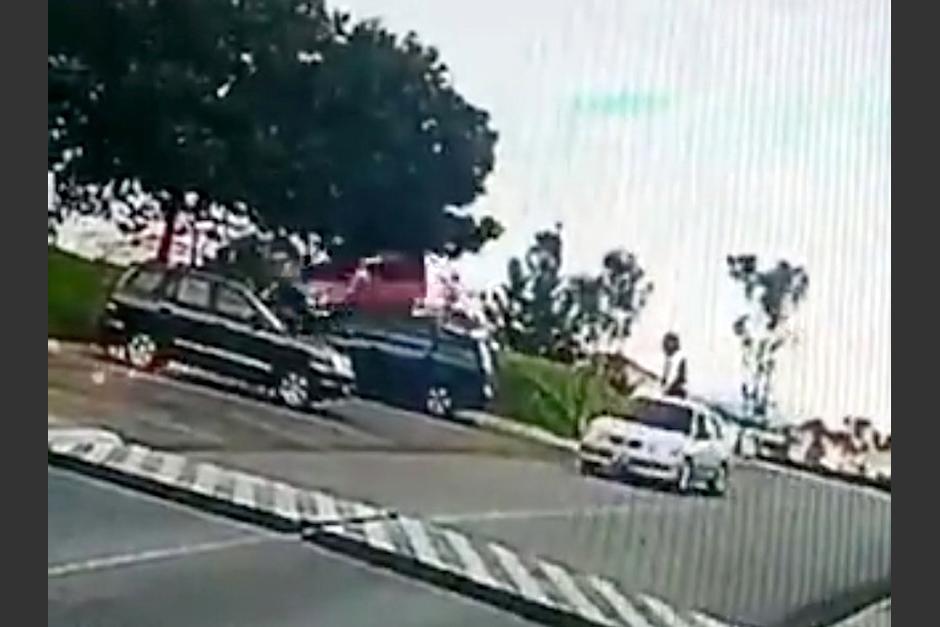 Piloto pierde el control de su vehículo y provoca inusual accidente. (Foto: Captura de pantalla)