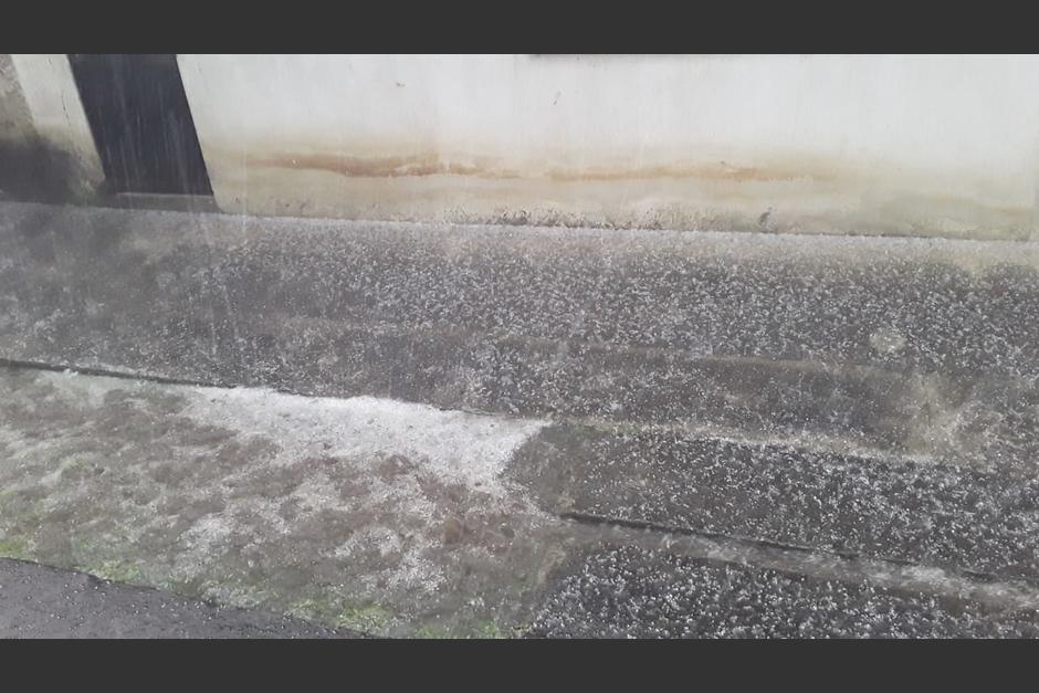 Vecinos reportaron la caída de granizo en diferentes puntos del país. (Foto: Conred)