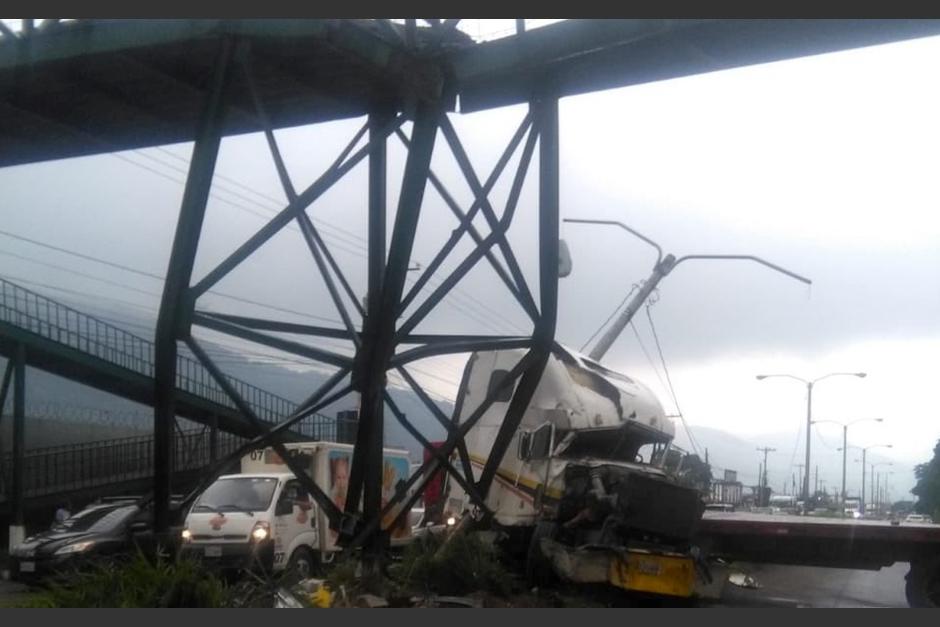 Trailer causa daños en pasarela al impactar contra su estructura. (Foto: Cortesía)