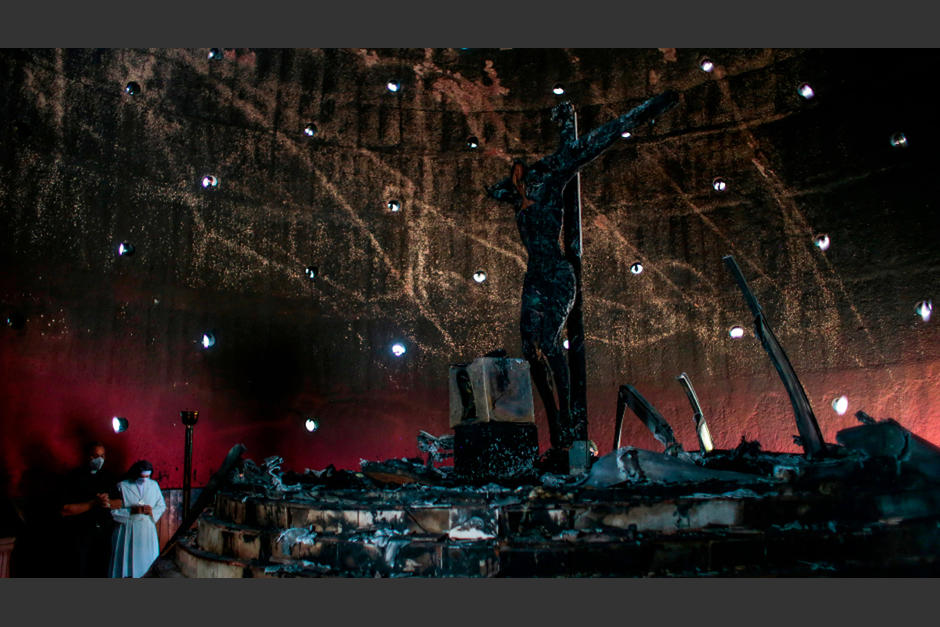 La imagen Sangre de Cristo ubicada en la Catedral Metropolitana de Managua, Nicaragua, fue fuertemente dañada por un incendio provocado el pasado 31 de julio. (Foto: AFP)