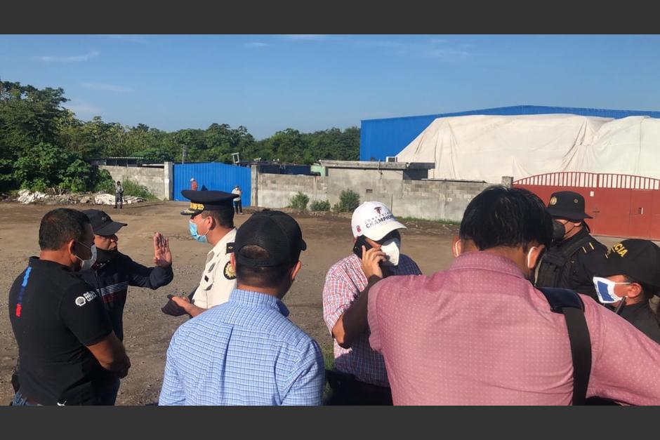 El supuesto saqueo de una bodega de cemento den Escuintla se reportó este domingo. (Foto: Cortesía)