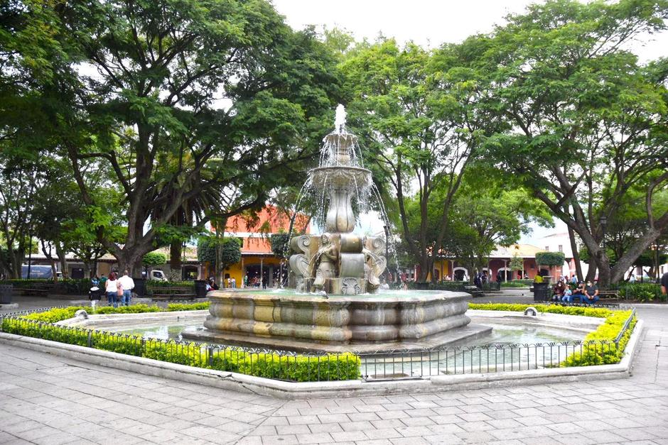 El parque central de Antigua Guatemala recién fue habilitado, luego de casi cinco meses cerrado al público. (Foto: Fredy Hernández/Soy502)
