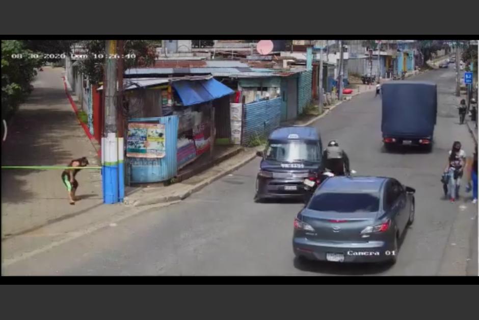 El conductor del taxi hizo que el motorista cayera fuertemente sobre la cinta asfáltica. (Captura de video)