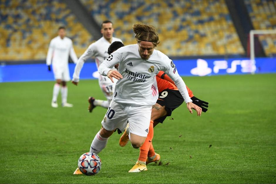 El Real Madrid cae a la tercera posición y espera una combinación de resultados para seguir aspirando a los octavos de final. (Foto: AFP)