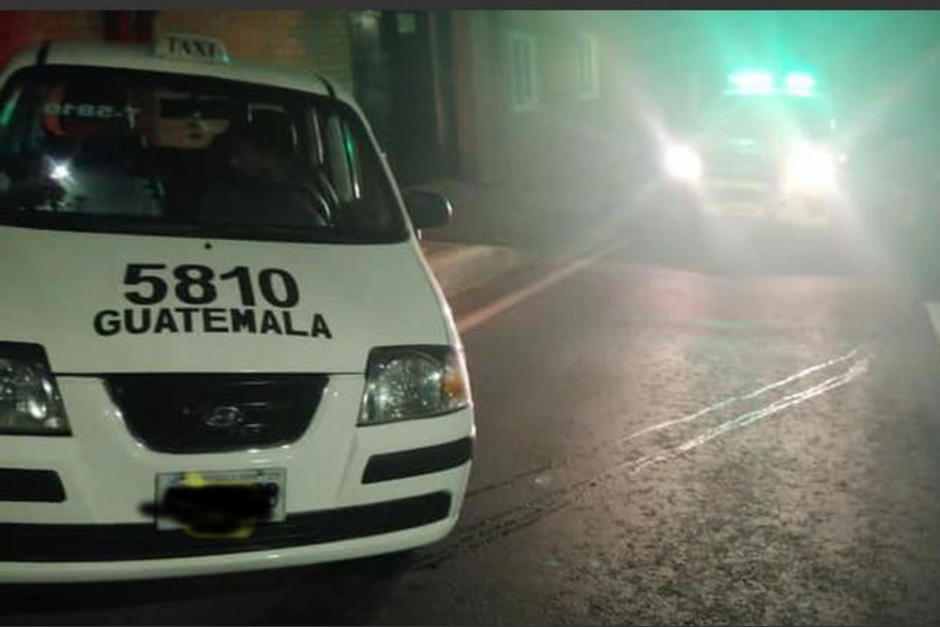 El taxista se quedó dormido en plena ruta a Muxbal. Las autoridades confirmaron que estaba ebrio. (Foto: PMT de Santa Catarina Pinula) 