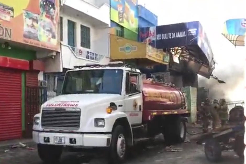Un incendio se registra en la Terminal Minerva en Quetzaltenango. (Foto: Stereo100) 