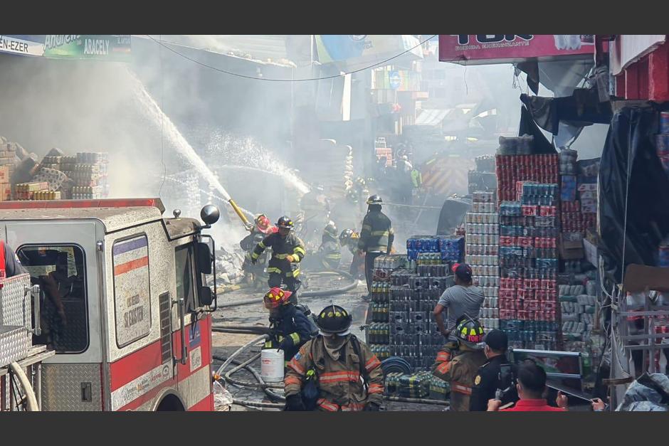 Luego de varias horas de labor, los bomberos comienzan a controlar el fuego. (Foto: CBMD) 
