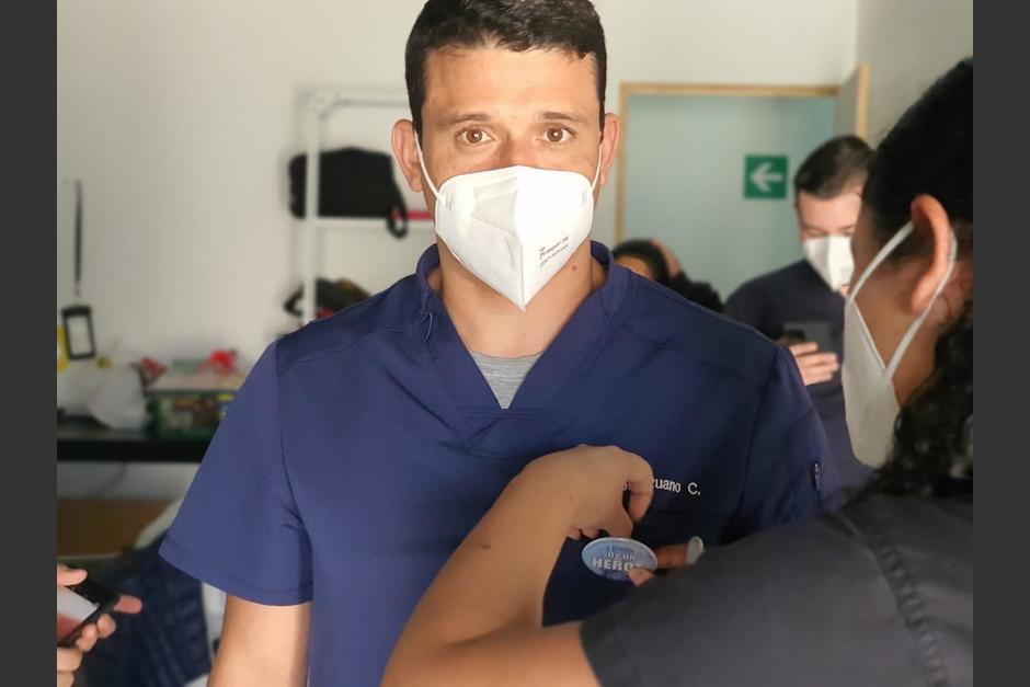 El grupo de médicos en el Hospital Temporal del Parque de la Industria recibió un pequeño homenaje. (Foto: Cortesía/Soy502) 