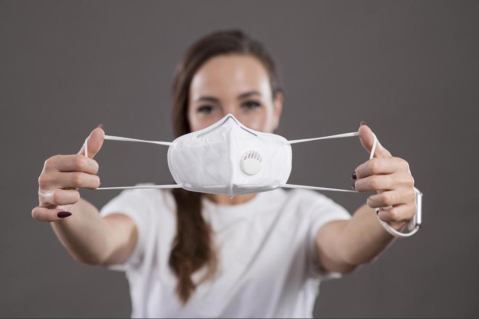 La OMS recomienda utilizar mascarillas que no tengan estas válvulas, por no ser del todo seguras. (Foto: Freepik)