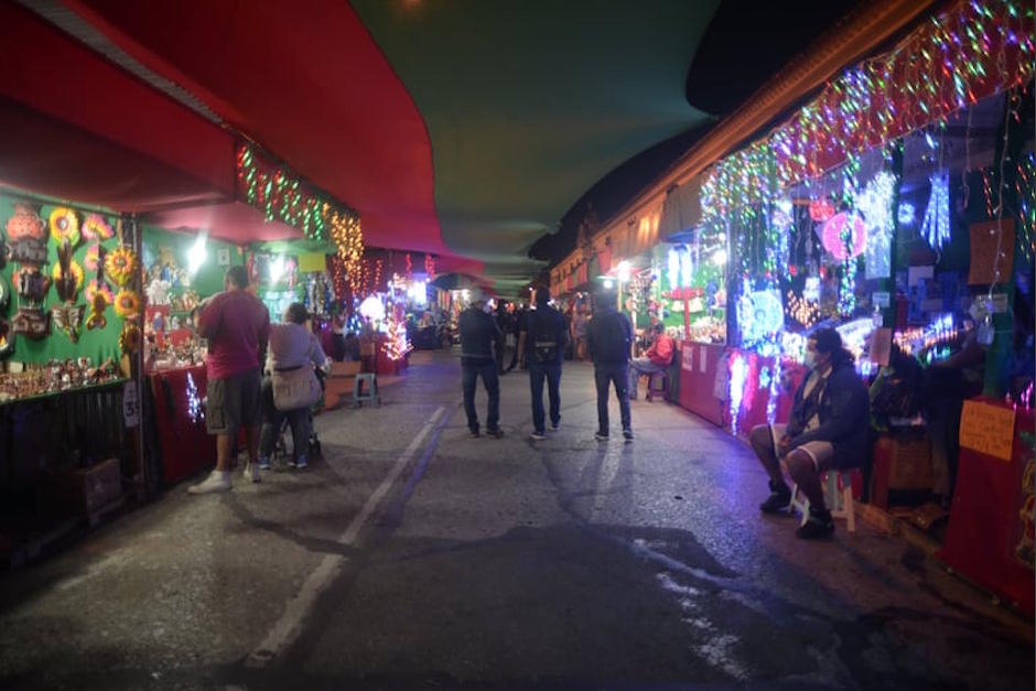 Las ventas de decoraciones navideñas están instaladas desde el 1 de diciembre. (Foto: Wilder López/Soy502)
