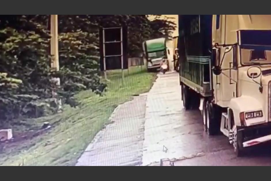 El accidente quedó grabado en las cámaras de vigilancia del lugar. (Foto: captura video) 