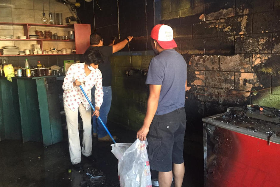 El incendio consumió el área de Café Pendiente. (Foto: Rayuela)
