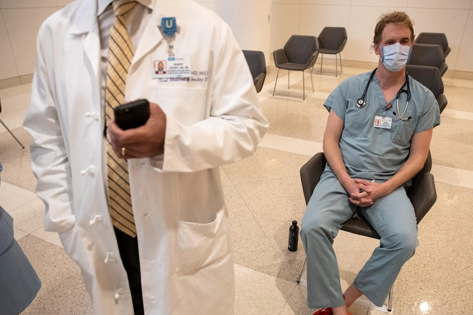 Un trabajador de la salud tuvo una reacción alérgica a la vacuna. (Foto: AFP)