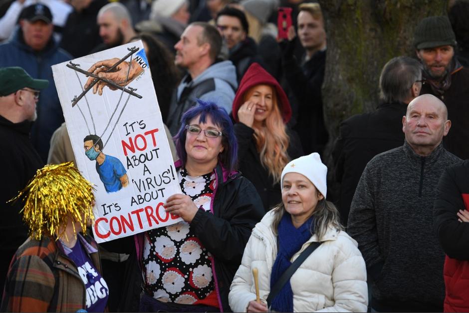 Un grupo de personas protesta contra las medidas impuestas por el Gobierno para contener la segunda ola de Covid-19. (Foto: AFP)