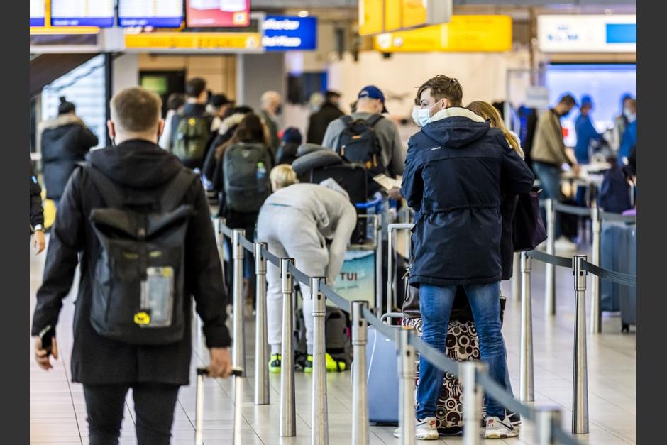 Los vuelos procedentes de Reino Unido empiezan a ser cancelados debido a la nueva cepa del virus detectada recientemente. (Foto: AFP)