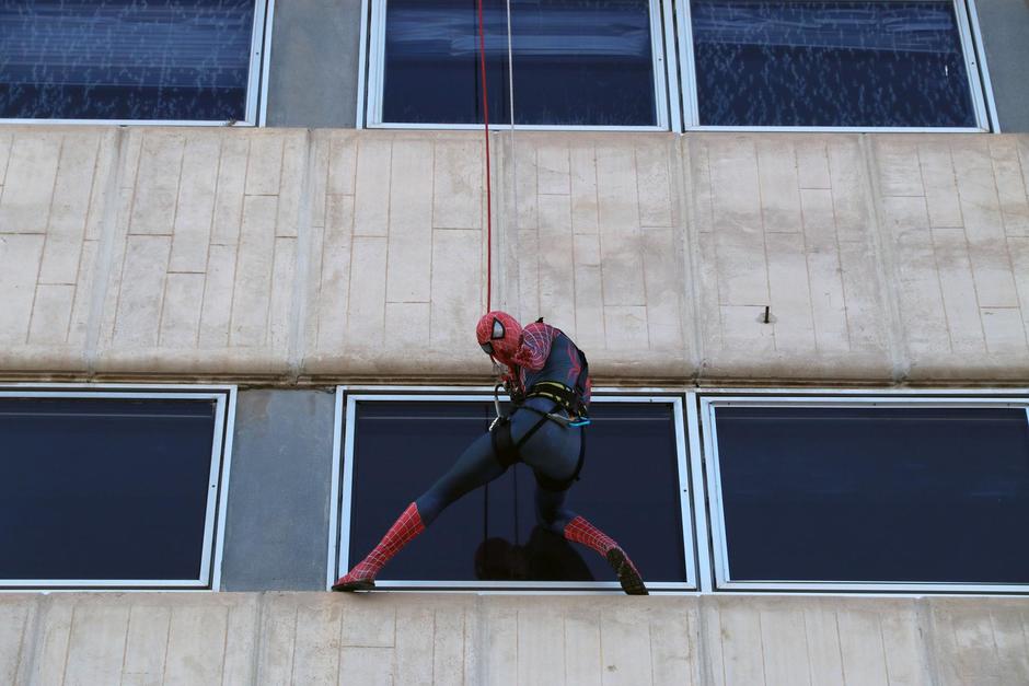 El superhéroe llegó para hacer felices a los niños que permanecen internados en el Hospital Materno de Málaga. (Foto: Europa Press)