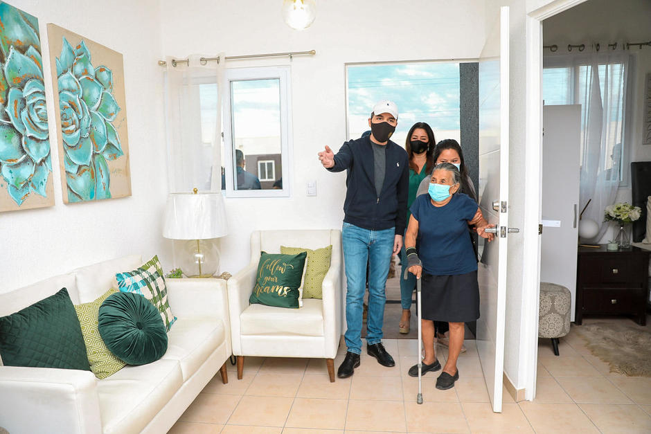 El mandatario recorre la nueva casa de una señora que, ahora, tiene un lugar digno para vivir. (Foto: Casa Presidencial El Salvador)