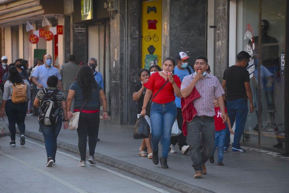 Las autoridades de salud resaltan que los guatemaltecos han relajado las medidas de sanidad en las últimas semanas. (Foto: Wilder López/Soy502)