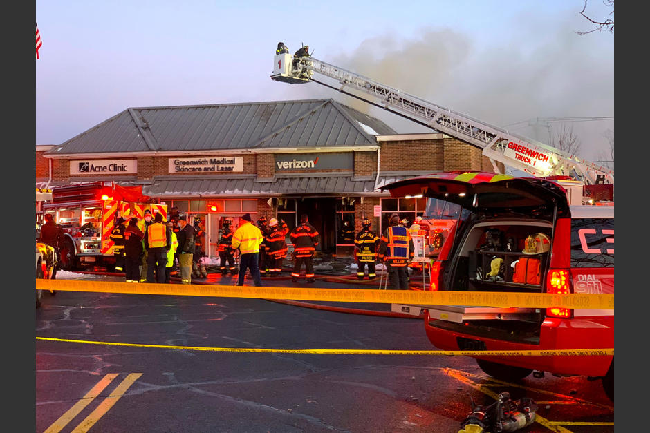 El hombre chocó su carro contra una tienda telefónica y el piloto murió en el instante. (Foto: The Sun)