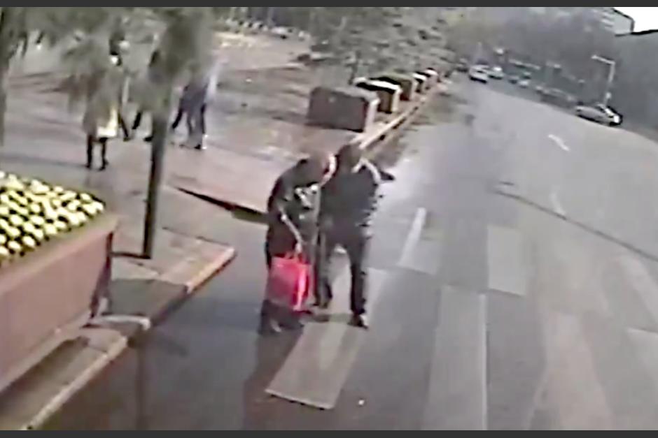 El conductor de un bus detuvo la marcha para ayudar a un anciano a cruzar la calle. (Foto: Captura de pantalla)