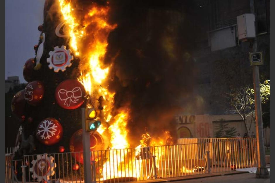 En 2013 un hombre fue condenado a 3 años de prisión en México, por prenderle fuego al Árbol de Navidad ubicado en un parque. (Imagen con fines ilustrativo. Foto: Animal Político)