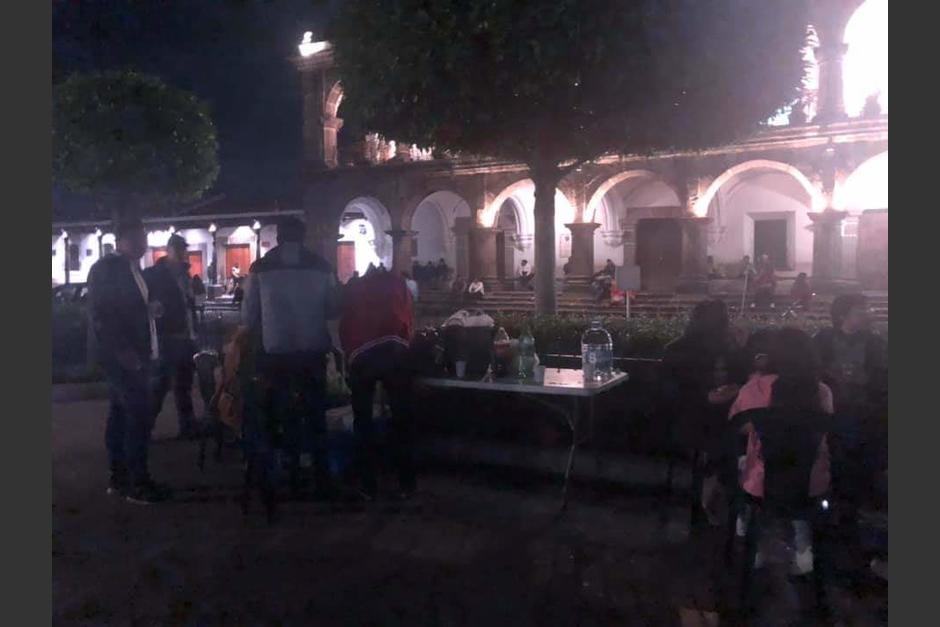 Varias personas instalaron mesas en varios sectores del Parque Central de Antigua. (Foto: SIN)