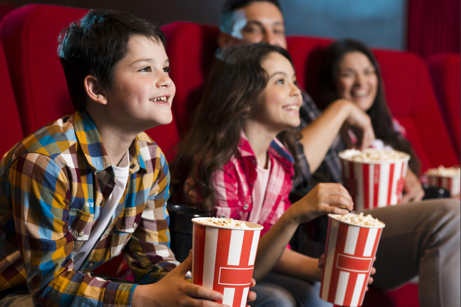 El cine es una de las actividades que aún reúne a una gran cantidad de personas en las salas alrededor del mundo. (Foto: Freepik)