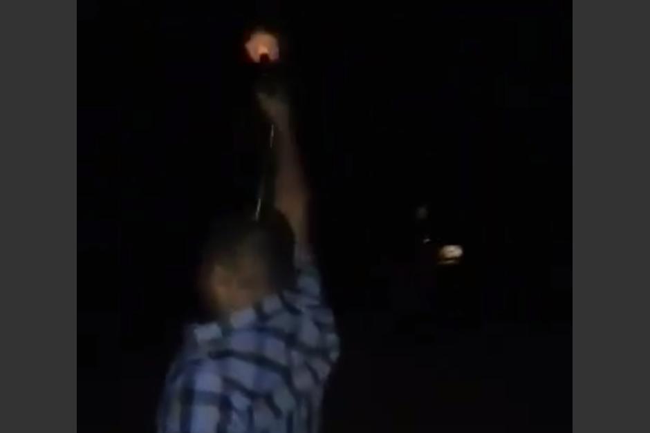 Varios hombres aparecen disparando al aire en un nuevo video que evidencia la imprudencia en el uso de armas de fuego. (Foto: Captura de pantalla)