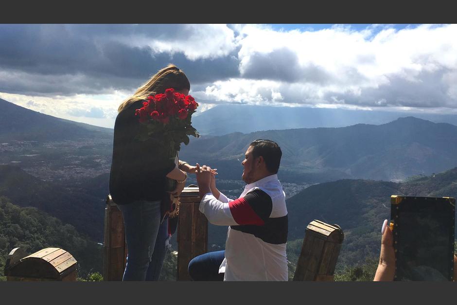 La propuesta sorprendió a la novia y los visitantes felicitaron a la pareja. (Foto: Luis Barrios/Soy502)