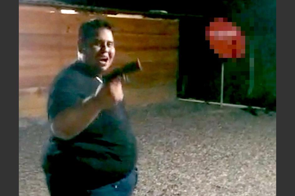 Un joven se grabó mientras lanzaba una amenaza y disparaba al aire. (Foto: Captura de pantalla)