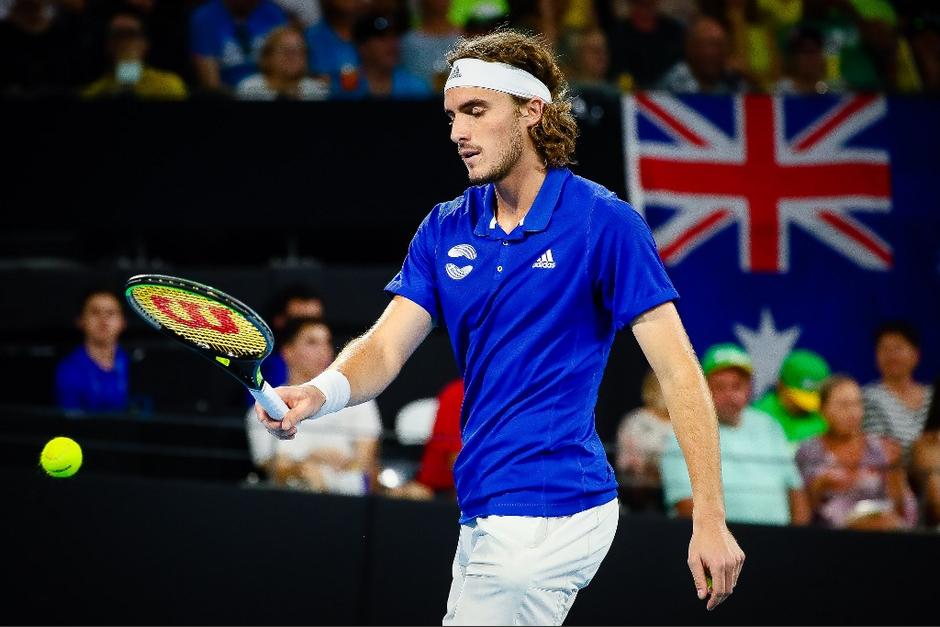 El jugador Stefanos Tsitsipas tuvo un mal partido y protagonizó un bochorno familiar. (Foto: AFP)