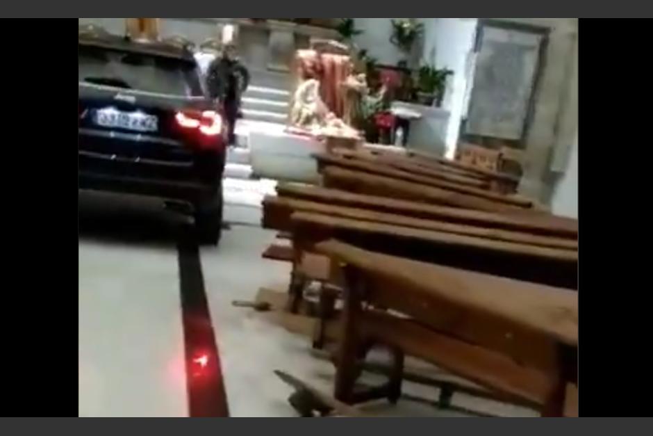 El suceso sorprendió a los feligreses que llegaron de inmediato a la iglesia para saber qué ocurría. (Captura Video)