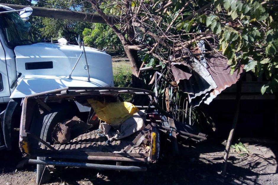 El camión golpeó de costado el pickup, lo que desencadenó el lamentable incidente. (Foto: Bomberos Voluntarios)