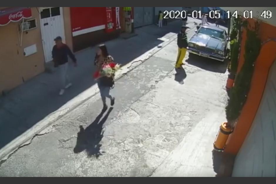 Los ladrones utilizan a la mujer para distraer a los hombres y despojarlos de sus pertenencias. (Captura Video)