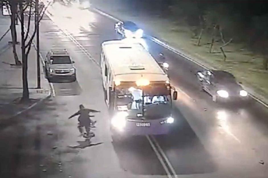 Un agente de Policía frustró un asalto en un bus en México.(Foto: Captura de video)