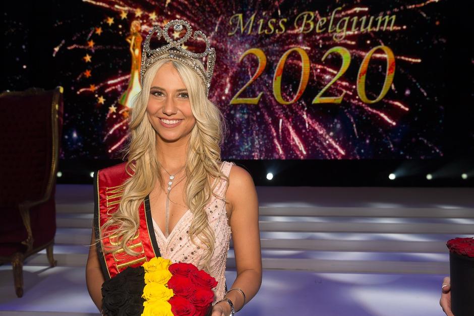 Miss Bélgica 2020 sufre aparatosa caída en la final en vivo, y se le cae el sostén. (Foto: Trendy)