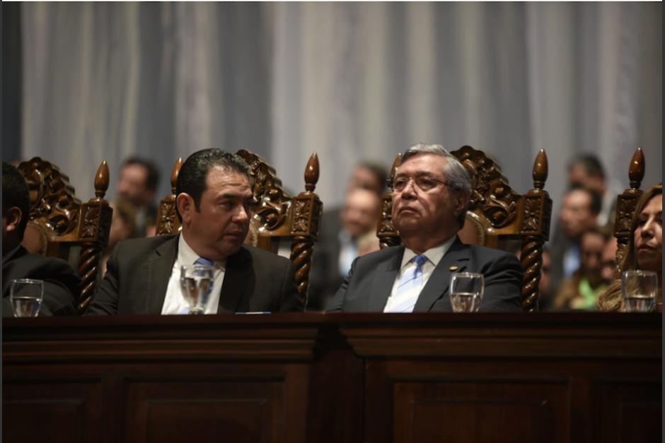 El expresidente Jimmy Morales fue recibido con huevos y bolsas de agua en el Parlacen. (Foto: Wilder López/Soy502)